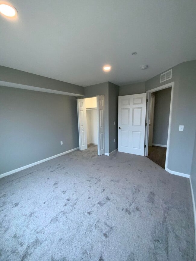 Building Photo - 200 Larkspur Ln