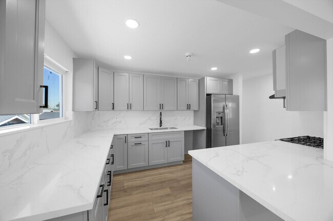 Building Photo - 1431 Alamitos Ave