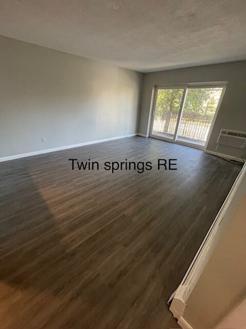 Building Photo - 250 Spring St