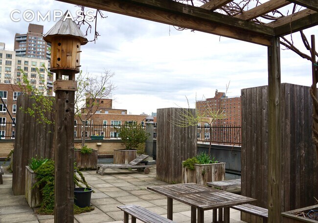 Building Photo - 1255 5th Ave