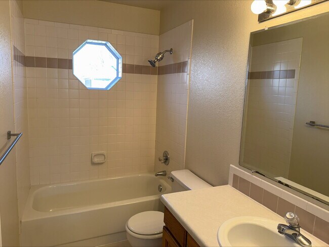 Building Photo - "Spacious 4-Bed, 3-Bath Gem on Franklin Drive – Modern Living in Boulder!"