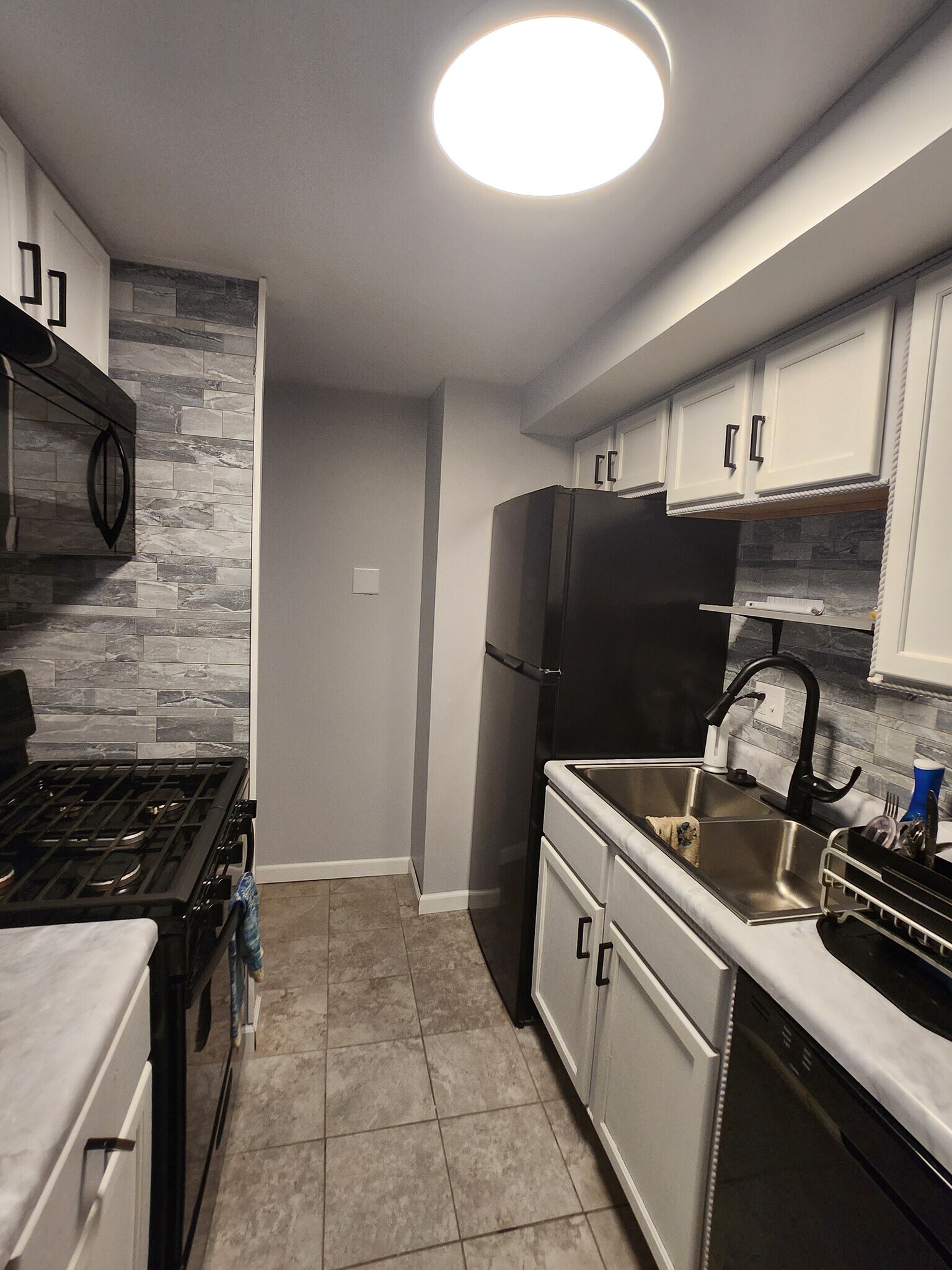 Galley kitchen - 946 Morningside Ln