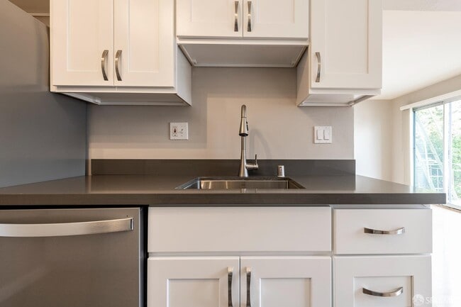 Building Photo - 65 Hermann St