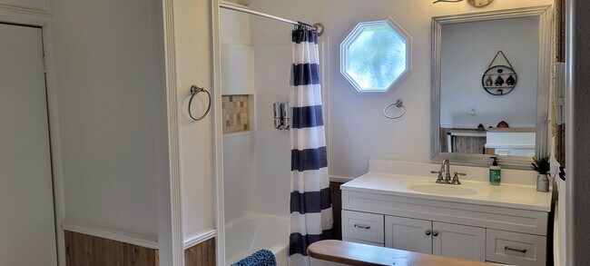Building Photo - 3 bedroom, 2 bathroom in Twin Peaks