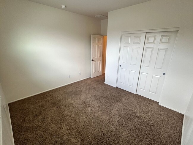 Building Photo - Spacious 4 Bedroom, 3 Bath Two-Story Glend...