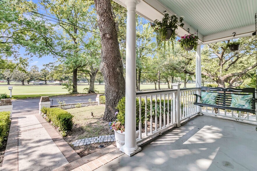 Front Porch & Swing - 2142 Golfview Dr