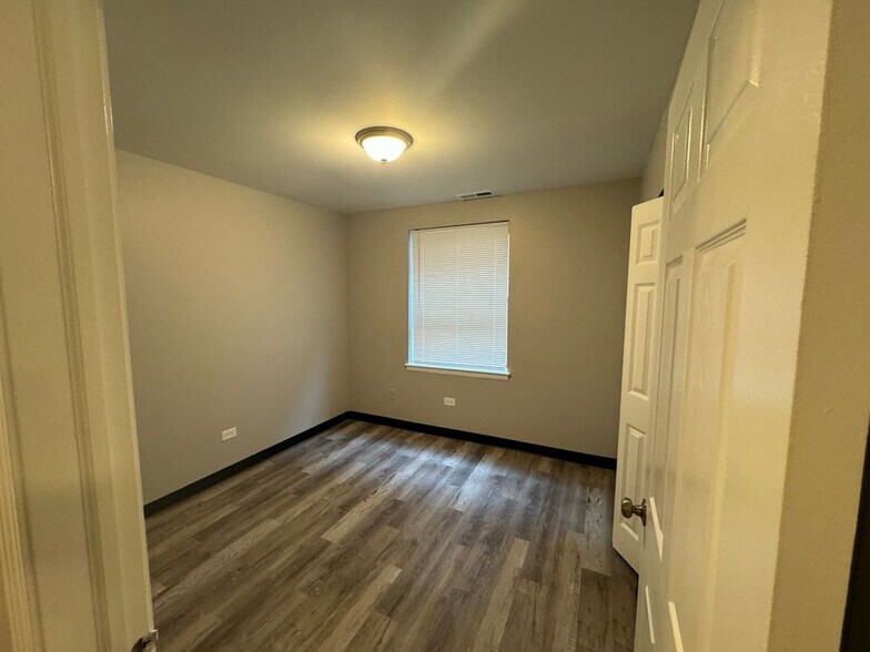 Building Photo - 426 W Normal Pkwy