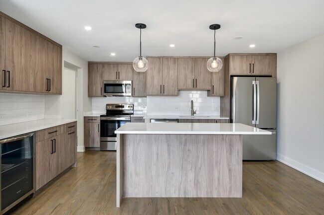 Building Photo - 227 E Walton Pl