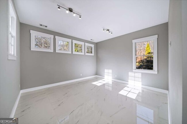 Building Photo - 3040 Wallace Cir SE