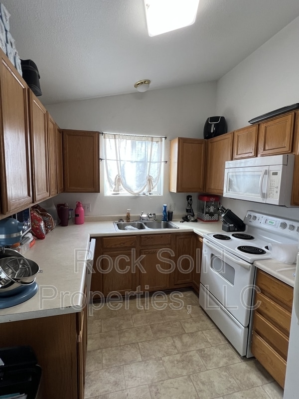 Building Photo - 907 Arcadian Dr
