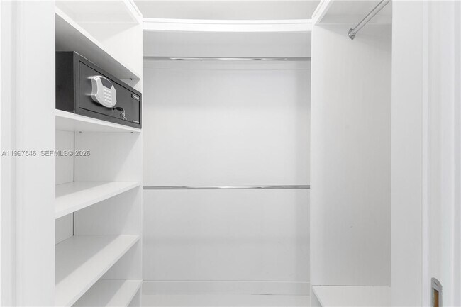 Building Photo - 1300 Brickell Bay Dr