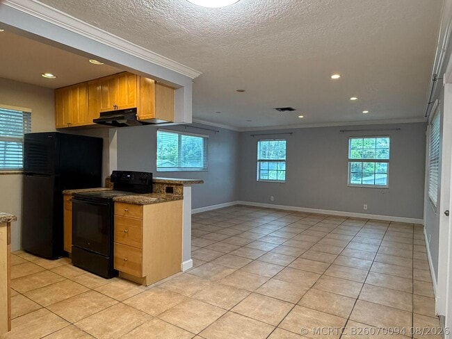 Building Photo - 2701 Middle River Dr