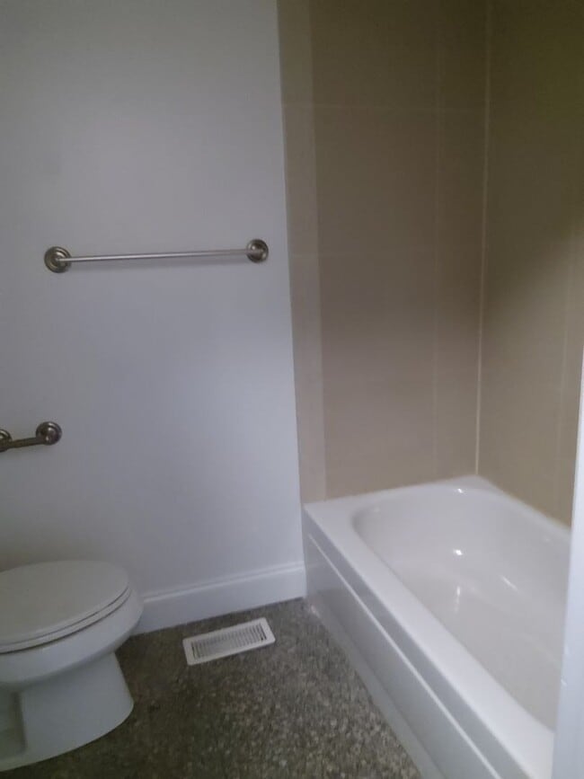 Building Photo - Ready to Move In 2 Bedroom near Ravens Stadium w/ Two Decks!