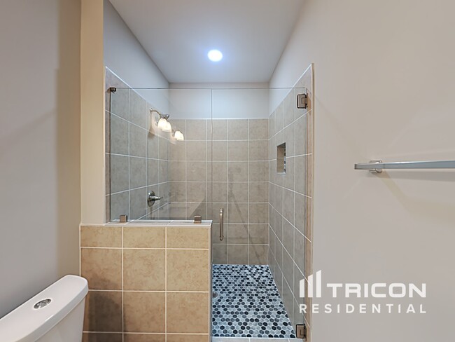 Building Photo - 460 Clematis Court