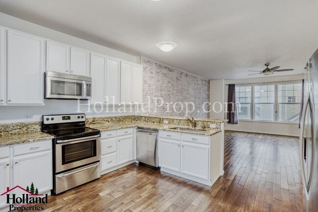 Building Photo - Charming 3-level townhome ideally located in the heart of Beaverton!