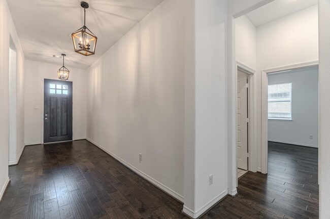 Building Photo - 3439 Cres Vista Dr