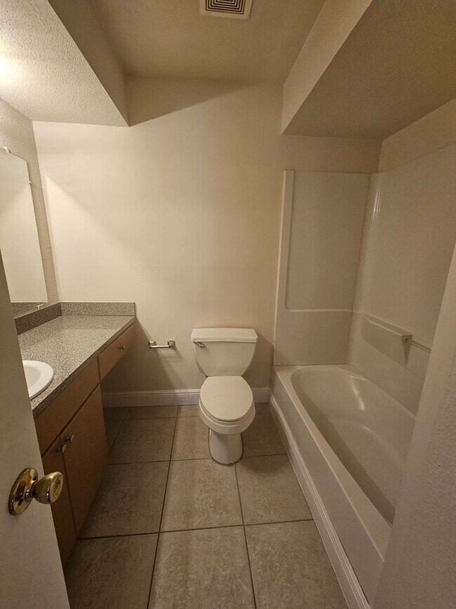 Building Photo - 2/2 Condo in Village Creek all REDONE!!