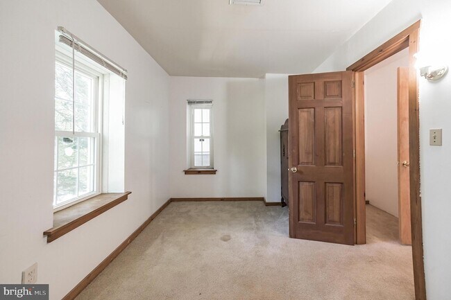 Building Photo - 800-2-802 E Cathedral Rd