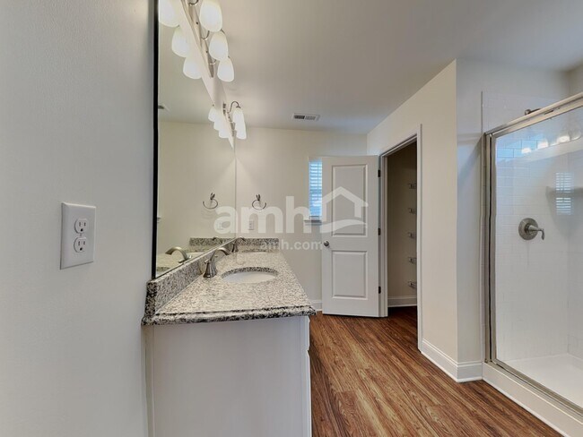 Building Photo - 4934 Trayton Ave