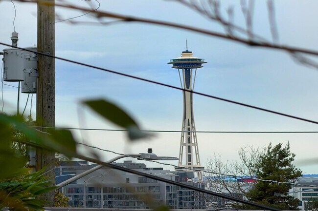 Building Photo - 1038 Lakeview Blvd E