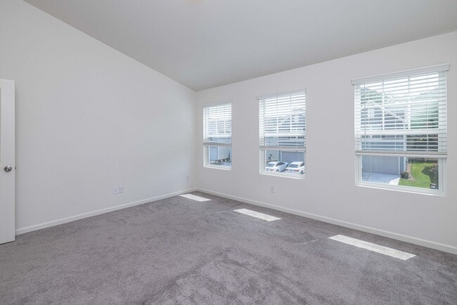 Building Photo - BEAUTIFUL 2 Bedroom/2.5 Bath Townhome in MIDLAND -AVAILABLE LATE AUGUST 2026!