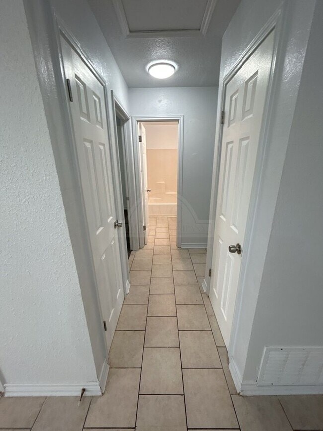 Building Photo - 4804 Cedarhill Cir