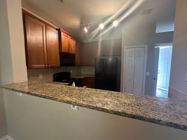 Building Photo - SPACIOUS 3 BEDS TOWNHOUSE CLOSE TO DOWNTOWN!!