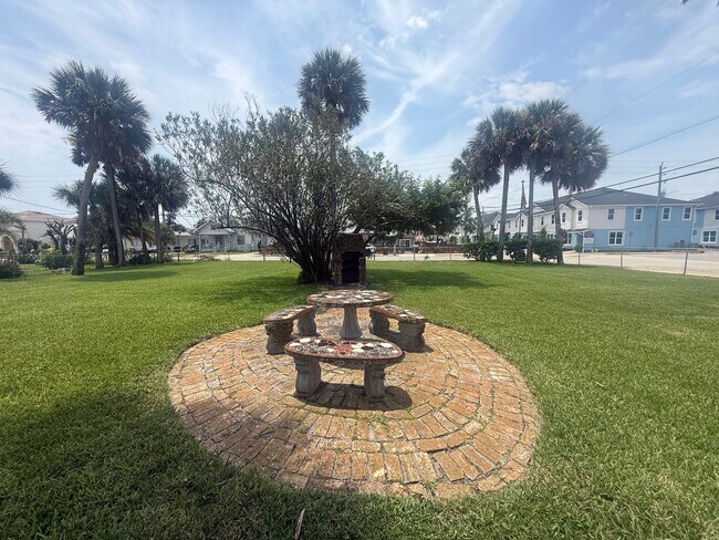 Building Photo - Beautifully updated 3 bedroom 3 bathroom home