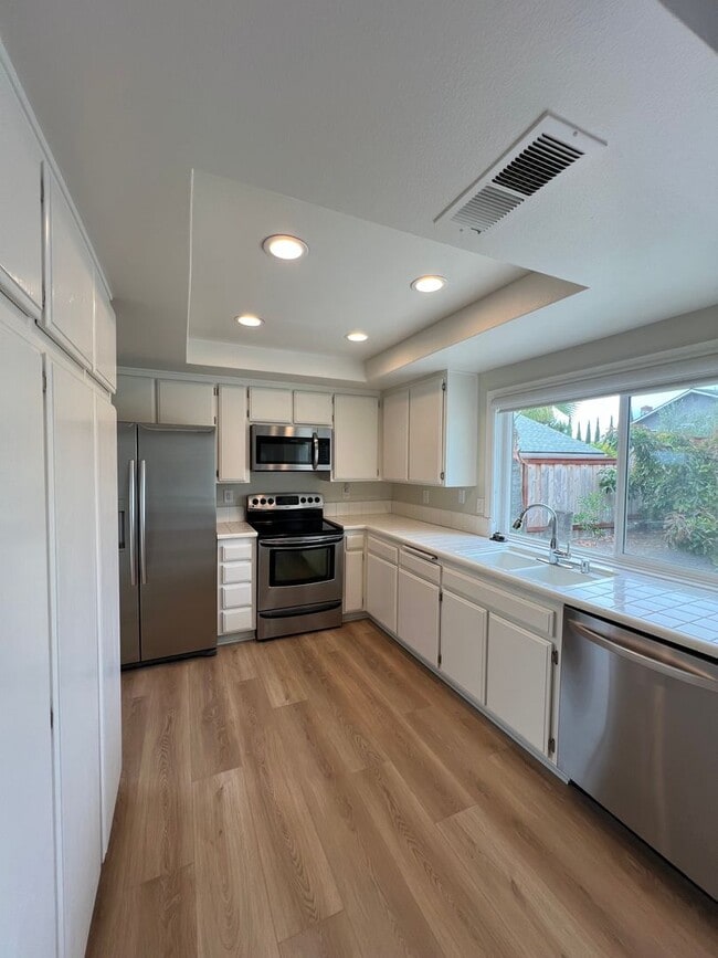Building Photo - Beautiful Single Story 4b 2b Family Home
