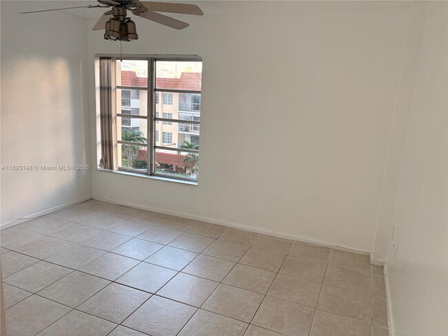 Building Photo - 4172 Inverrary Dr