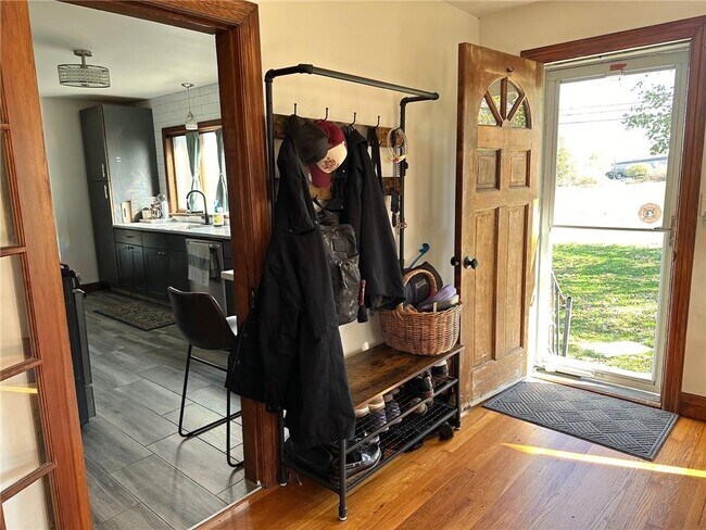 Building Photo - 749 W Main Rd