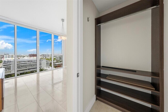 Building Photo - 2020 N Bayshore Dr