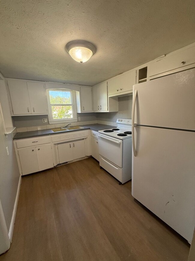 Building Photo - Spacious 2 bedroom 1 bathroom duplex Available NOW!!!