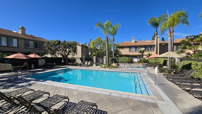 Building Photo - Orange 3 Bed, 2.5 Bath Townhouse for Lease...