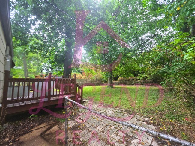 Building Photo - 3 Bedrooms | 1 Bathroom | Hardwood Floors | Bright Living/Dining Area | Galley Kitchen | Unfinish...