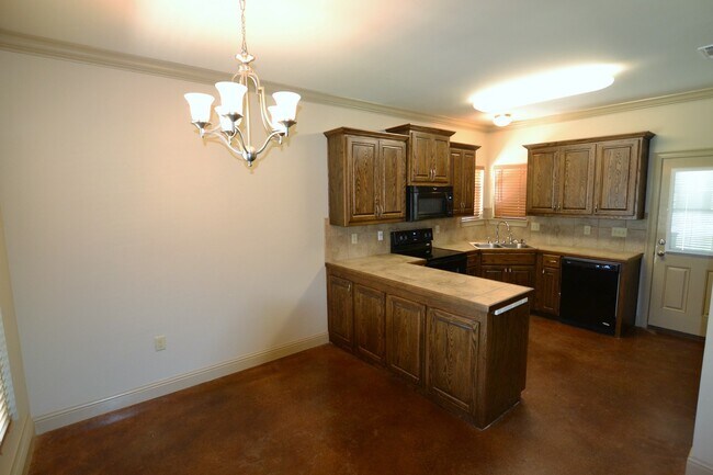 Building Photo - 4836 Rollins Rd