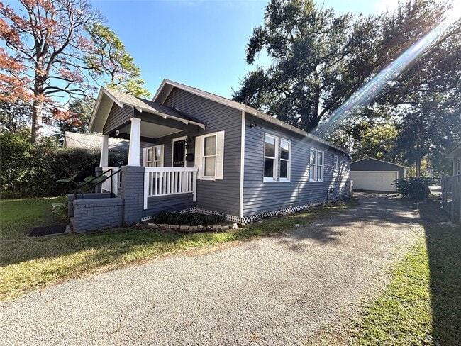 Building Photo - 806 Caplin St