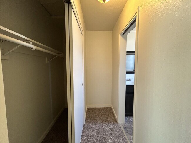 Building Photo - Refreshed 4bed 2bath in Roseville