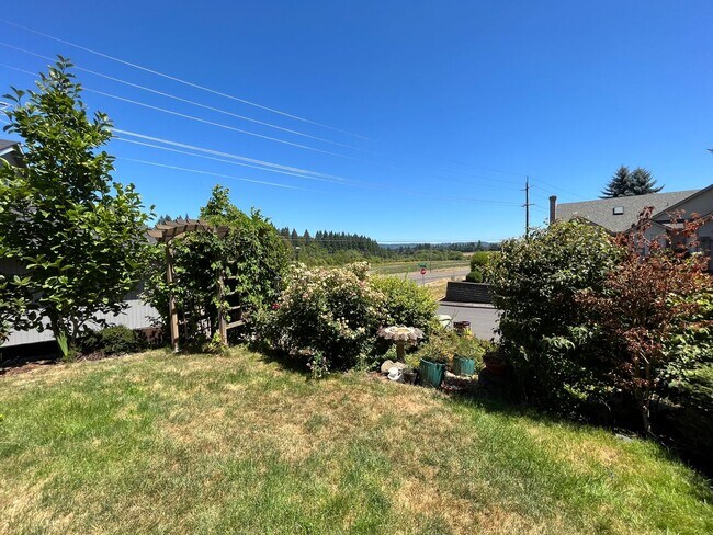 Building Photo - Beautiful 4Bd + 3Ba in Portland!! Offers Beautiful Outdoor Views and Great Gardening Backyards!!