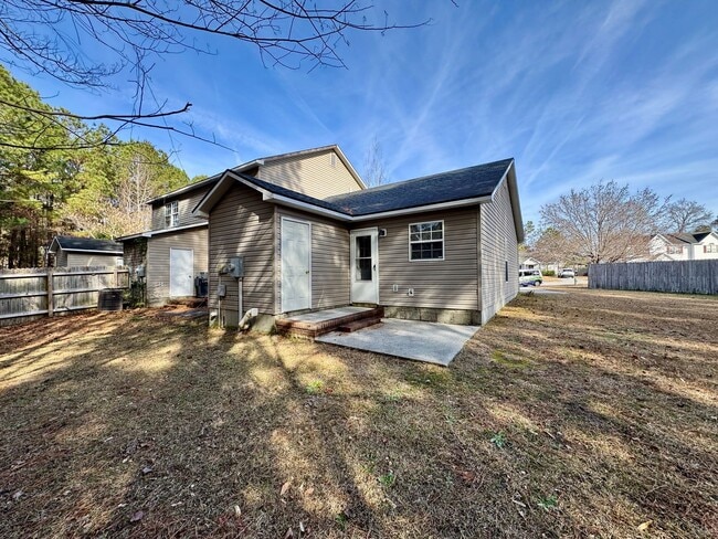 Building Photo - Adorable Duplex- End Unit on Cul-de-Sac