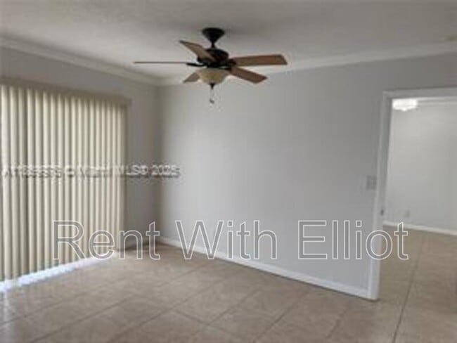 Building Photo - 2223 Park Ln