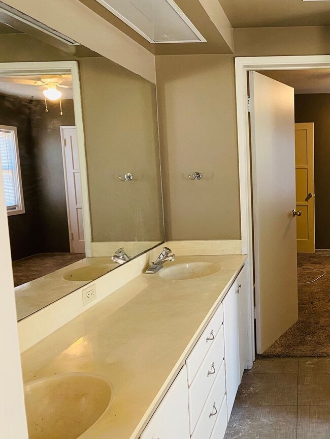 Building Photo - Spacious 3 Bed | 2 Bath Home – Less Than 1...