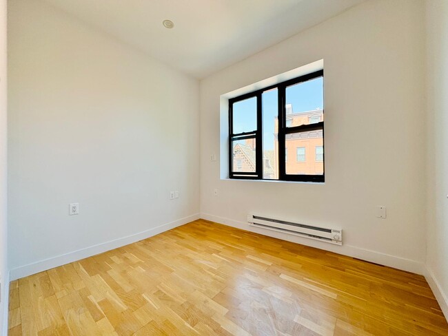 Building Photo - Furnished room/NOT APARTMENT