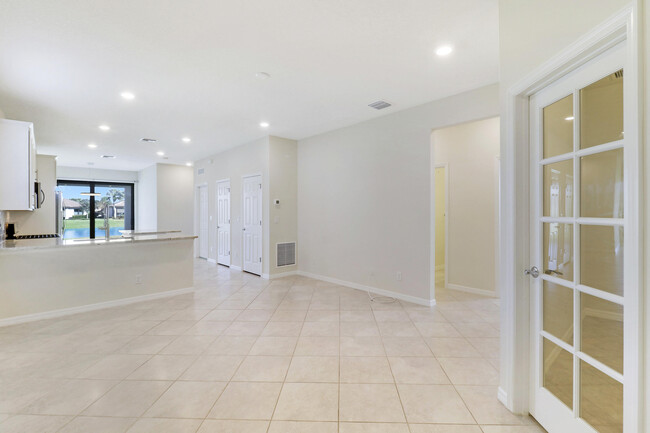 Building Photo - 633 SE Monet Dr