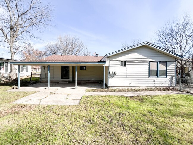 Building Photo - Available NOW!!!! Beautiful 3 bedroom, 2 bath home with covered patio and fenced yard.