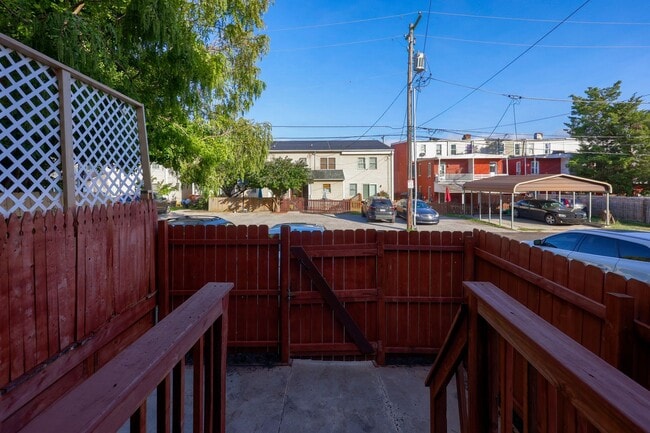 Building Photo - Beautifully Remodeled 5 Bed/1.5 Bath Townhouse-York City SD