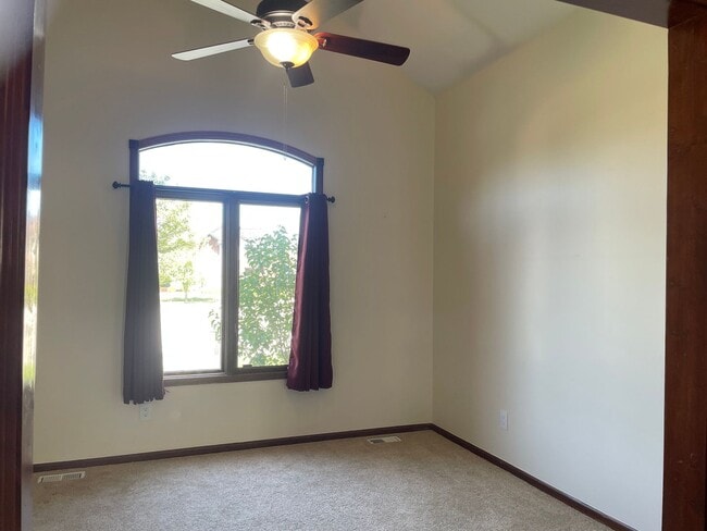 Building Photo - Clinton Twp Home-4-Bedroom, 2.5 Baths, Lau...