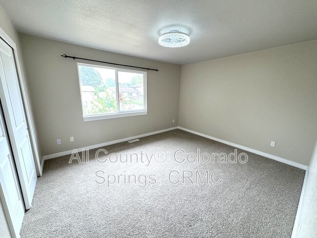 Building Photo - 1480 Hiawatha Dr