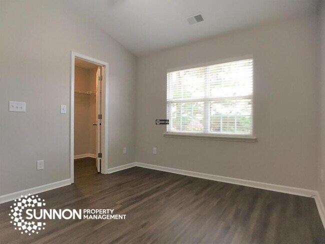 Building Photo - Beautiful End Unit Townhome in Mallard Creek!