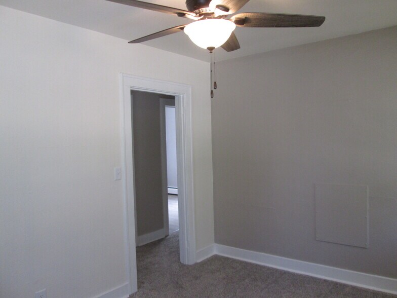 Living room w/all new carpet throughout unit - 501 N Sherman Ave